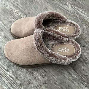 🌺 Franco Sarto beige clogs slides.